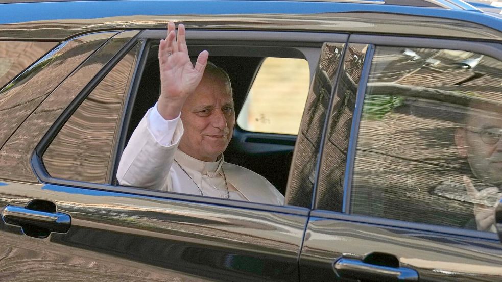 Nach der Operation soll sich der Papst nun zunächst ausruhen.  Foto: Andrew Medichini/AP/dpa