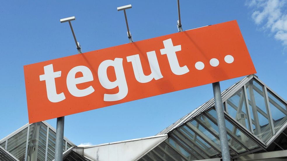 Das Tegut-Logo an einem Standort der Handelskette. Foto: Uwe Zucchi/dpa