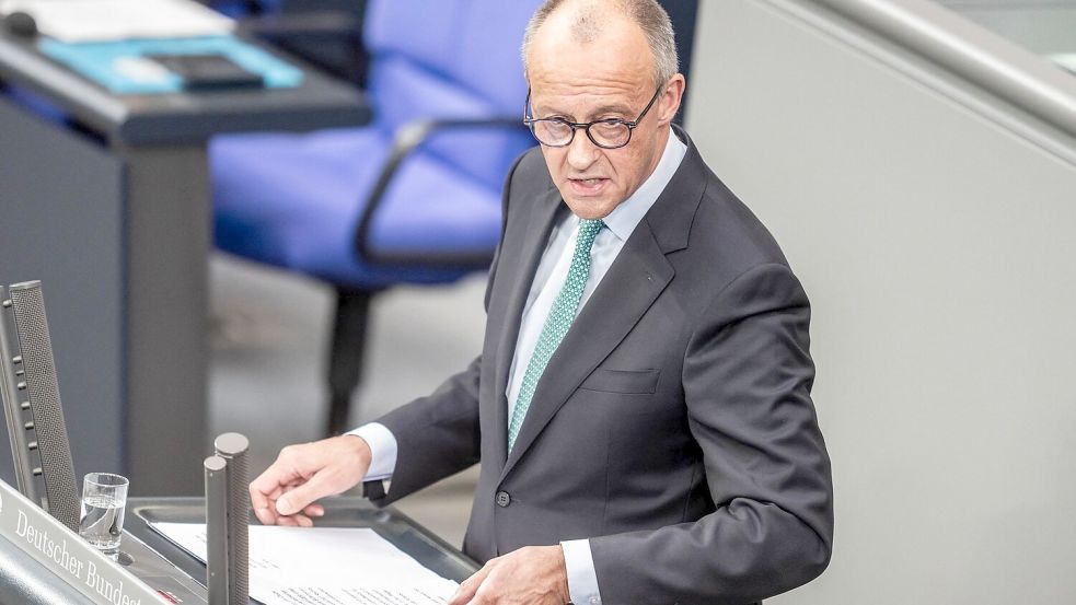 Merz spricht in seiner Regierungserklärung auch die AfD direkt an. Foto: Michael Kappeler/dpa