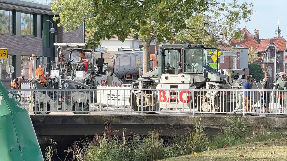 Am Mittwochmorgen wurde der Kreisel asphaltiert. Foto: Alrich Hellmers