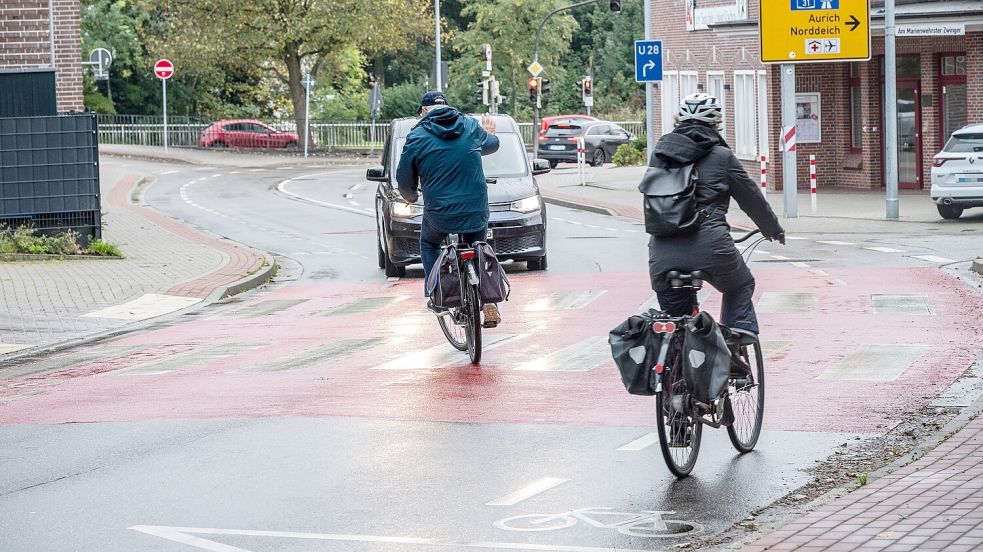 Der Radfahrer links im Bild muss eigentlich absteigen, sonst hat er keinen Vorrang. Mit der gehobenen Hand signalisiert er dem Autofahrer womöglich, dass er das eigentlich weiß. Foto: Klaus Ortgies