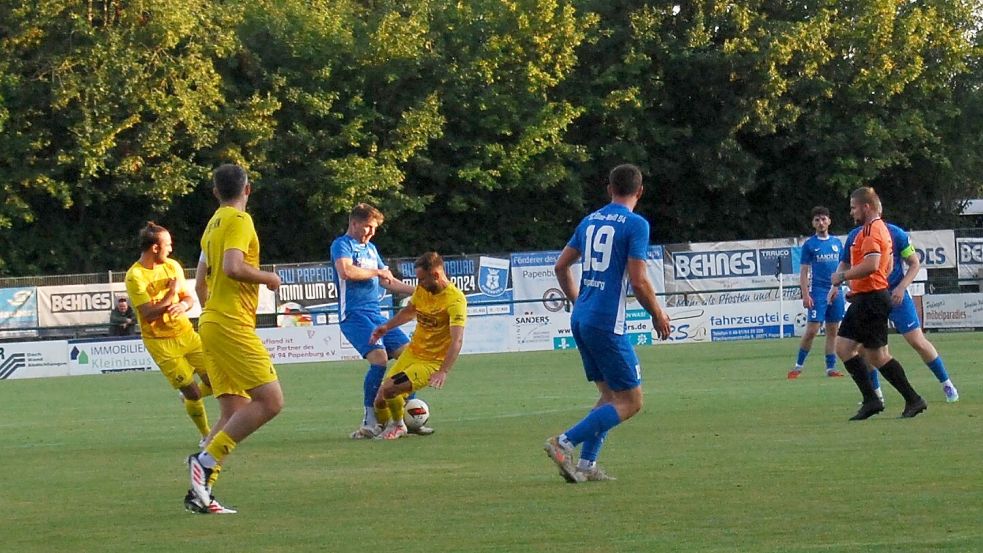 BW Papenburg (blaues Trikot) ärgert sich über das Vorgehen von Union Lohne. Foto: Marco Reemts