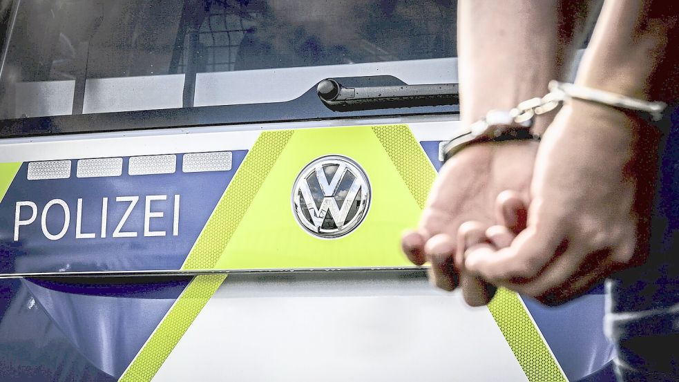 Ein bereits wegen Betrugs und Untreue verurteilter Anwalt, wurde erneut festgenommen. Foto: IMAGO/Fotostand / K. Schmitt