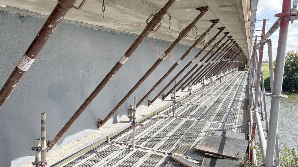 Die Brücke verbindet die Emsdörfer mit der B 70. Bis die Sanierung abgeschlossen ist, kann es aber noch dauern. Foto: Privat