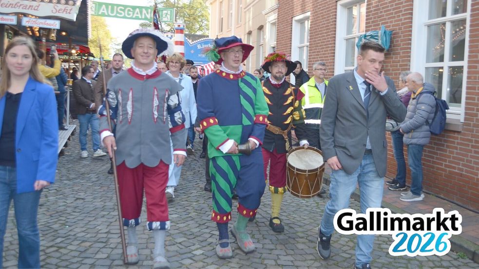 Die Gallimarktsherolde von Leer (von links) Reemt Reemtsema, Hinrich Behrens aus Glansdorf und Michael Alsdorf ziehen die Königstraße entlang auf den Rummelplatz. Gefolgt von den Honoratioren geht es zum Rouladenessen ins Festzelt. Foto: Astrid Fertig