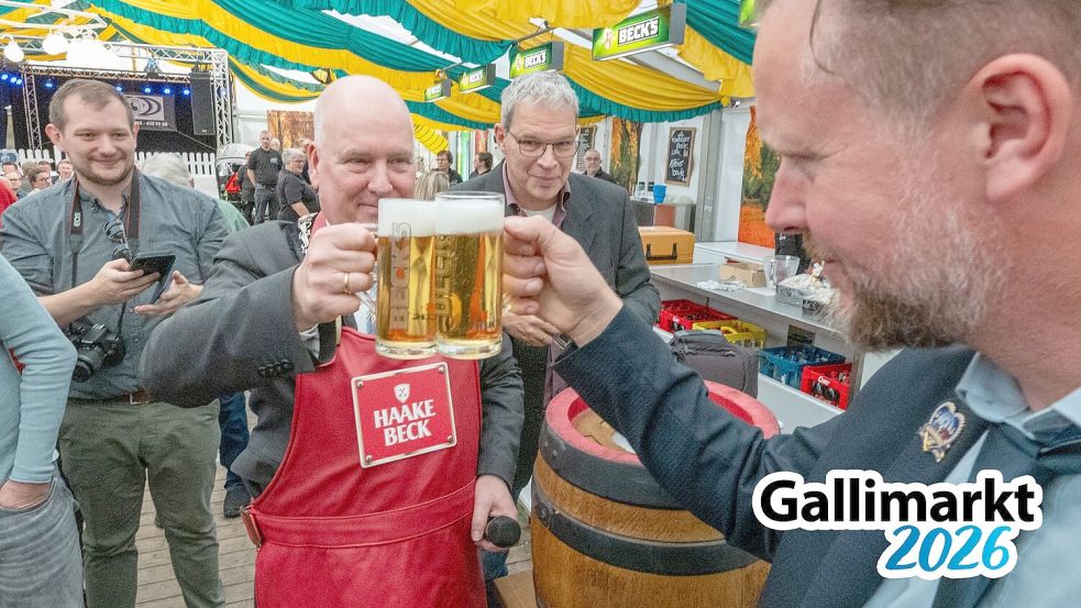 Mit dem ersten Gallimarktsbier stößt Bürgermeister Claus-Peter Horst (links) mit Timo von Halle, Vorsitzender der ostfriesischen Schausteller, an. Foto: Klaus Ortgies
