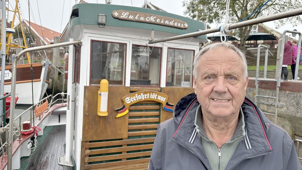 Manfred Göken, Vorsitzender des Vereins „Hafenfreunde Neuharlingersiel“, auf der „Lulu Meinders“. Foto: Imke Oltmanns