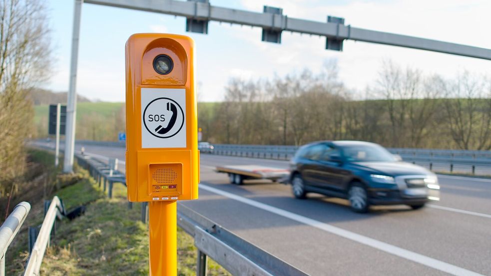 Notrufsäulen an Autobahnen werden immer seltener genutzt. (Archivbild) Foto: Oliver Dietze/Oliver Dietze/dpa/dpa