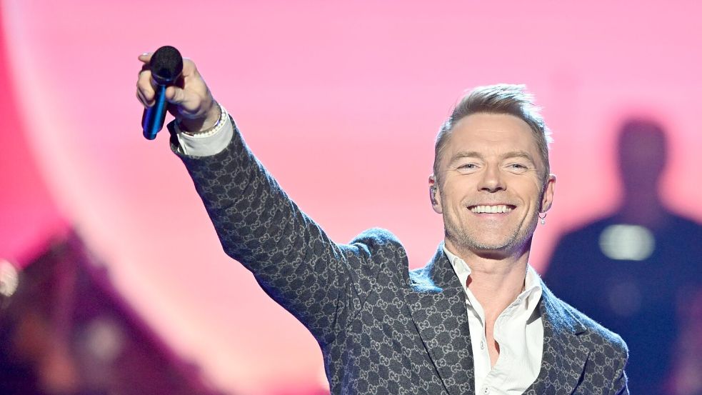 Ronan Keating hatte sich für „Masked Singer“ als singendes Mikrofon verkleidet. (Archivbild) Foto: Hendrik Schmidt/dpa