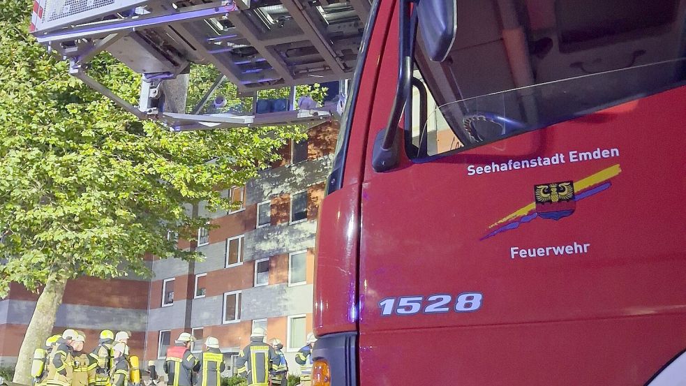 In einem Mehrfamilienhaus in der Wilhelm-Leuschner-Straße kam es zu einem Zimmerbrand. Mehrere Menschen wurden verletzt. Foto: Dennis Haake, Pressesprecher Feuerwehr Emden
