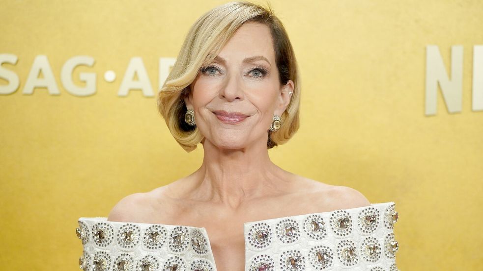 Allison Janney hat 2026 einen Emmy gewonnen für ihre Darstellung der US-Präsidentin in der Serie „Diplomatische Beziehungen“. (Archivbild) Foto: Jordan Strauss/Invision/AP/dpa