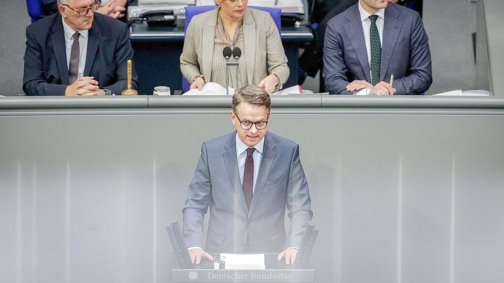 Gesundheitsminister Carsten Linnemann (CDU) dankte auch seinen Vorgängern für die Vorarbeiten zur Notfallreform. Foto: Kay Nietfeld/dpa