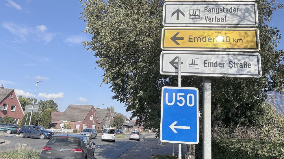 Blick auf die Kreuzung Friesenstraße/Emder Straße in Riepe: Auch außerhalb der Stoßzeiten fahren hier täglich viele Fahrzeuge. Foto: Christin Wetzel