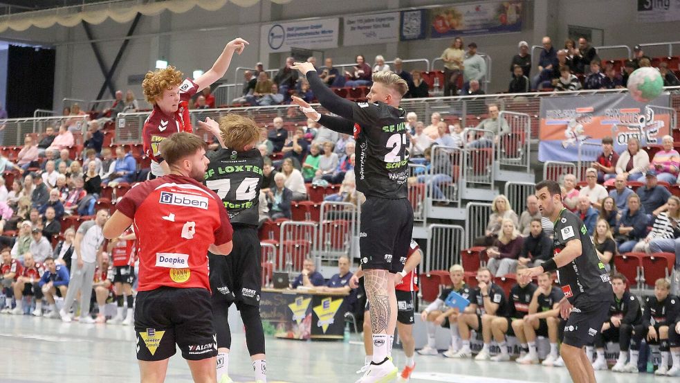 OHV-Spieler Hannes Janssen (links oben) wirft auf das Tor der Gäste aus Loxten. Foto: Wilfried Gronewold