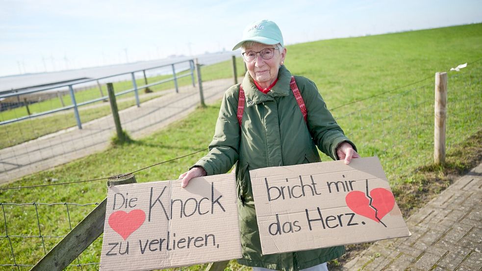 „Die Knock zu verlieren, bricht mir das Herz“: Das steht auf dem Plakat von Ilse Scheibe aus Emden. Sie ist nicht die Einzige, die gegen den geplanten Marinehafen in Emden ist. Foto: Sina Schuldt/DPA