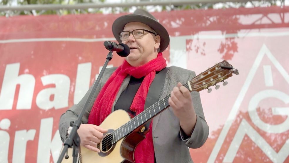 Ein Werk gibt man nicht auf: Der Hannoveraner Liedermacher Christian Fahrenheit unterstützt den Arbeitskampf bei VW mit einem eigens geschriebenen Song. Foto: Andreas Barthel