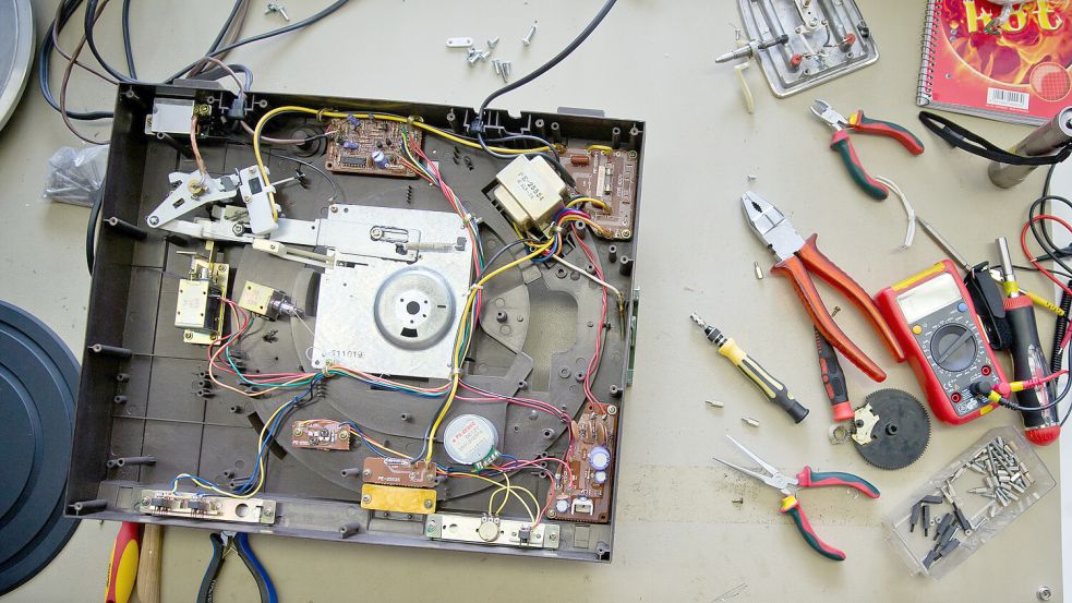 Ein defekter Schallplattenspieler liegt zur Reparatur geöffnet auf einem Tisch: Auch in Ostfriesland bieten Ehrenamtliche Hilfe beim Instandsetzen kaputter Gegenstände an. Foto: Picture Alliance/dpa