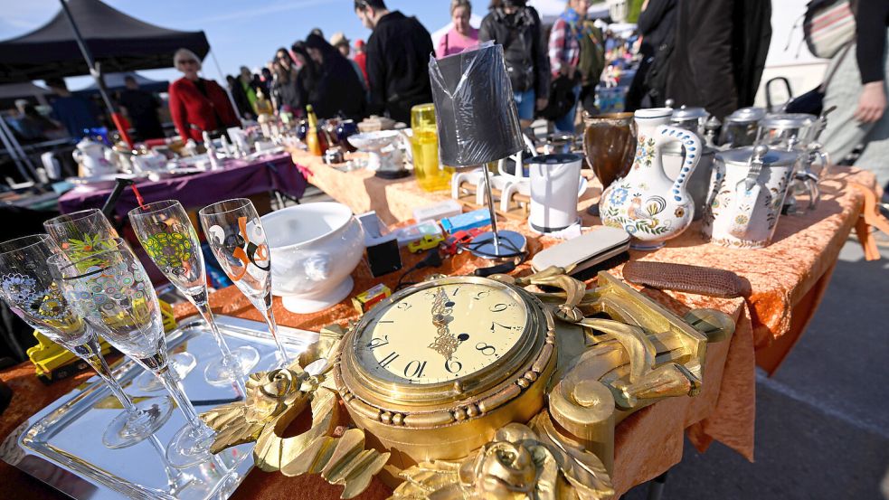 Auf Flohmärkten kann man so manche Schätze entdecken. Symbolfoto: Felix Hörhager/dpa