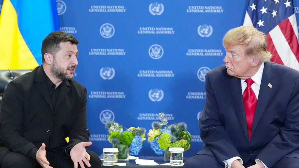 Erhöht der US-Präsident Donald Trump mit einer geringeren Weitergabe von Aufklärungsdaten und einer Starlink-Drosselung den Druck auf den ukrainischen Präsidenten Wolodymyr Selenskyj? (Archivbild) Foto: Julia Demaree Nikhinson/AP/dpa