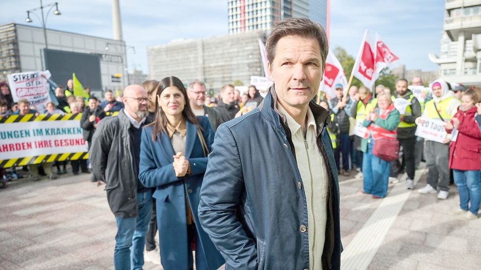 Steffen Krach (SPD) ist heute Fraktionsvorsitzender der SPD-Fraktion im Berliner Abgeordnetenhaus und steht vor dem Beginn der Sondierungsgespräche für eine Regierungsbildung aus Linken, Grünen und SPD. Die Vorwürfe trafen ihn kurz vor der Wahl zur Unzeit. Foto: Sebastian Christoph Gollnow/dpa