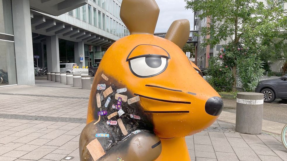 Nach dem Brandanschlag im Juli 2025 wurde die Maus von Fans mit Pflastern verarztet. (Archivbild) Foto: Jonas-Erik Schmidt/dpa