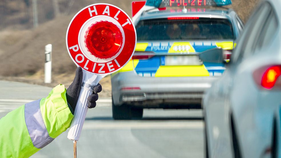 Wer in eine Polizeikontrolle gerät sollte kooperativ sein, muss aber nicht allem zustimmen. Foto: IMAGO/Michael Bihlmayer