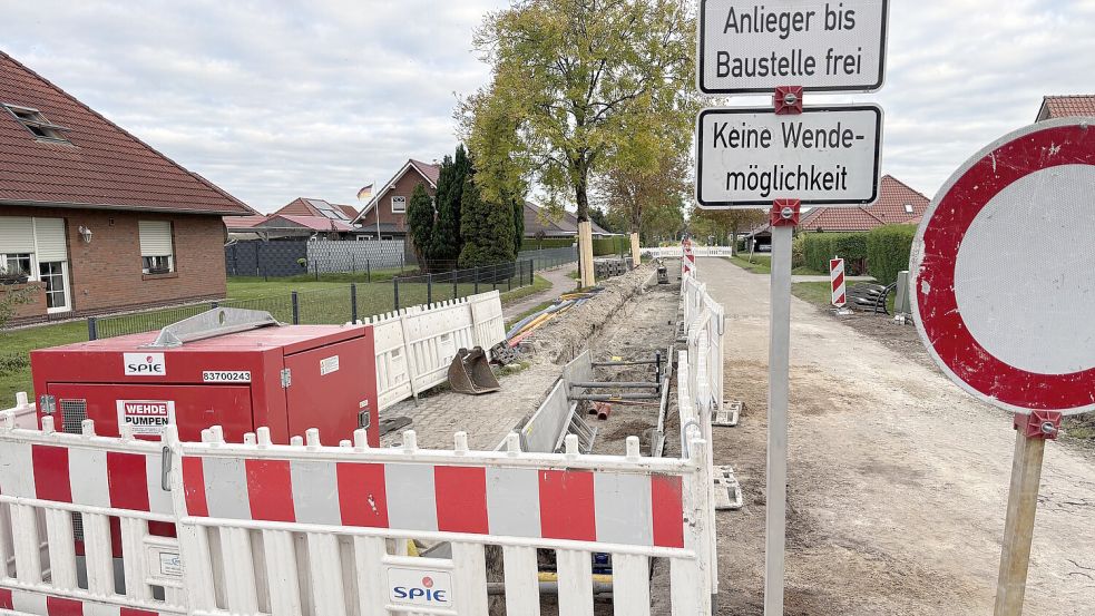 Für die Anwohner des Schwarzen Weges bedeuten die seit Monaten andauernden Bauarbeiten erhebliche Belastungen. Foto: Aiko Recke