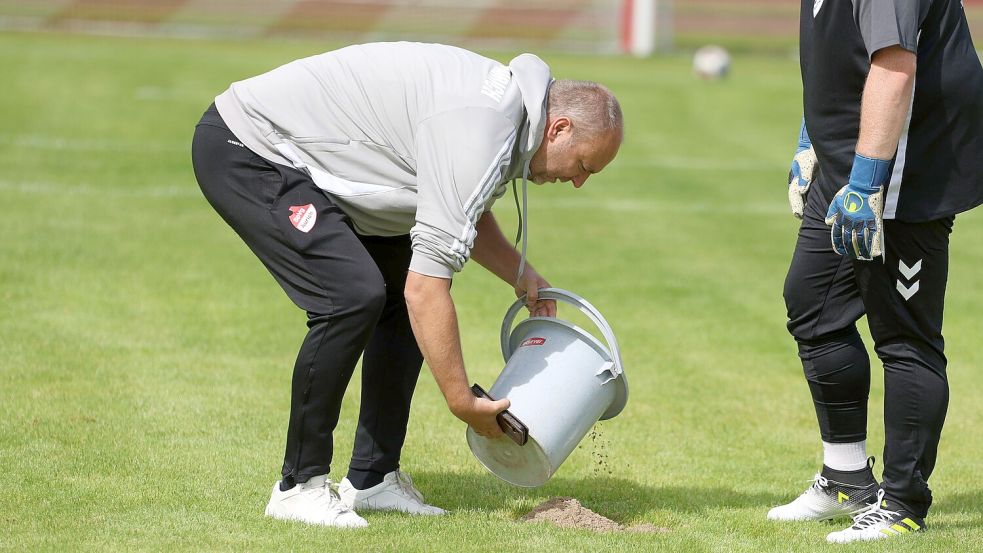 Der neue Auricher Clubchef Andreas Zitting (links) stopft nicht nur Löcher auf dem Rasenplatz. Gemeinsam mit seinen Vorstandskollegen arbeitet er auch mit Hochdruck daran, die Liquiditätslücke der SpVg zu schließen. Foto: Wilfried Gronewold