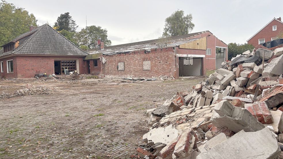 Vorne ist schon eine kleine Halle verschwunden. Foto: Lars Löschen