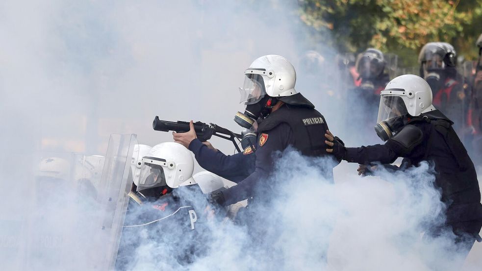 Polizisten in Albaniens Hauptstadt Tirana setzte Tränengas gegen Demonstranten ein. Foto: Hameraldi Agolli/AP/dpa