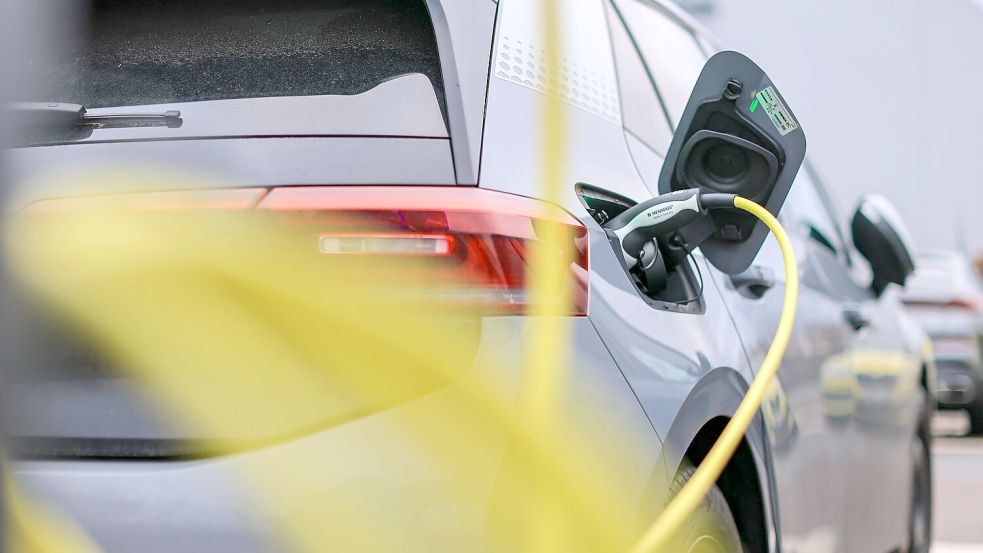 Wegen fehlerhafter Batteriezellen bereitet VW einen Rückruf von E-Autos vor. (Symbolbild) Foto: Jan Woitas/dpa