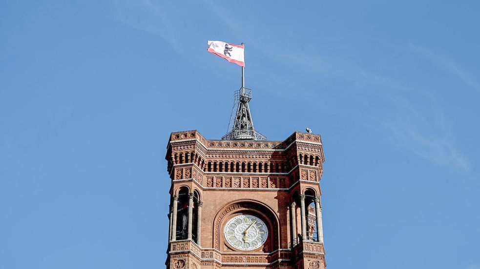 Wer künftig im Roten Rathaus in Berlin-Mitte regiert, bleibt vorerst weiter offen. (Symbolbild) Foto: Britta Pedersen/dpa