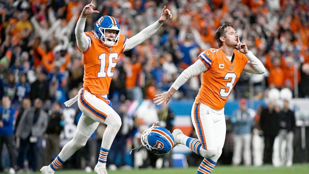 Kicker Wil Lutz (r) erzielte für die Denver Broncos das entscheidende Field Goal in der Overtime. Foto: Geneva Heffernan/AP/dpa