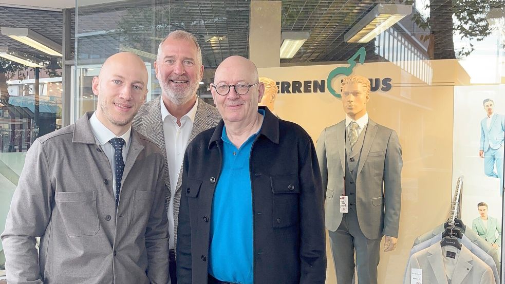 Thies Kruse (von links) mit seinem Vater Thomas sowie Rainer Kruse vor dem Geschäft. Fotos: Kruse Moden