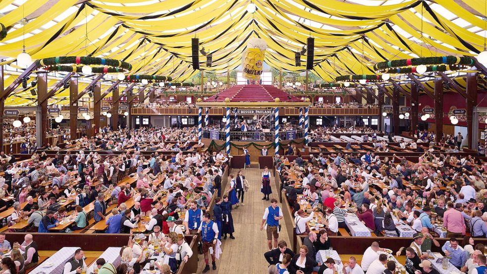 Das Paulaner-Festzelt ist das eine der beiden Zelte, um die es vor Gericht ging. (Archivbild)  Foto: Sven Hoppe/dpa