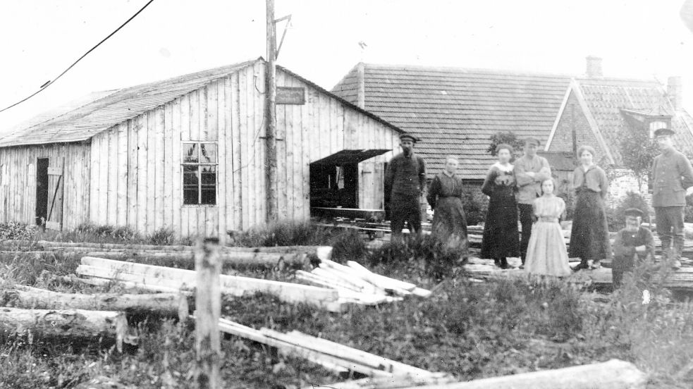 Im Jahr 1914 soll die Familie Christoffers nach Mullberg gekommen sein. Wie alle ersten Siedler starteten sie am Nordgeorgsfehnkanal. Dort stand auch diese Sägemühle von Christoff Christoffers. 1921 kaufte er Siedlerflächen am Birkhahnweg. Dort lebte er nach seiner Heimkehr aus dem KZ bis zu seinem Tod. Fotosammlung: Ewald Hennek