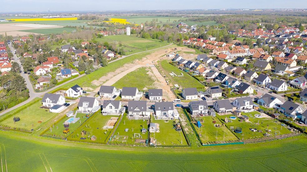 Begehrtes Eigenheim: Viele Senioren wohnen in der eigenen, zu groß gewordenen Immobilien, während Wohnraum knapp ist. (Archivbild) Foto: Jan Woitas/dpa/dpa-tmn