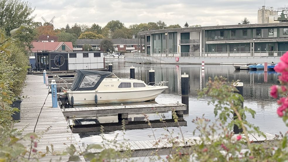Die alte Steganlage am Auricher Hafen wird gegen eine neue ausgetauscht. Foto: Eva van Loh