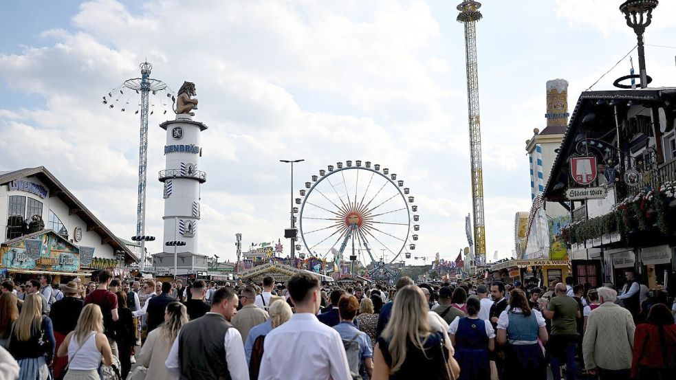 Die Wiesn gehört zur Münchner DNA - entsprechend groß war in den letzten Monaten die Aufregung über den Streit um die Festzelte. (Archivbild) Foto: Felix Hörhager/dpa