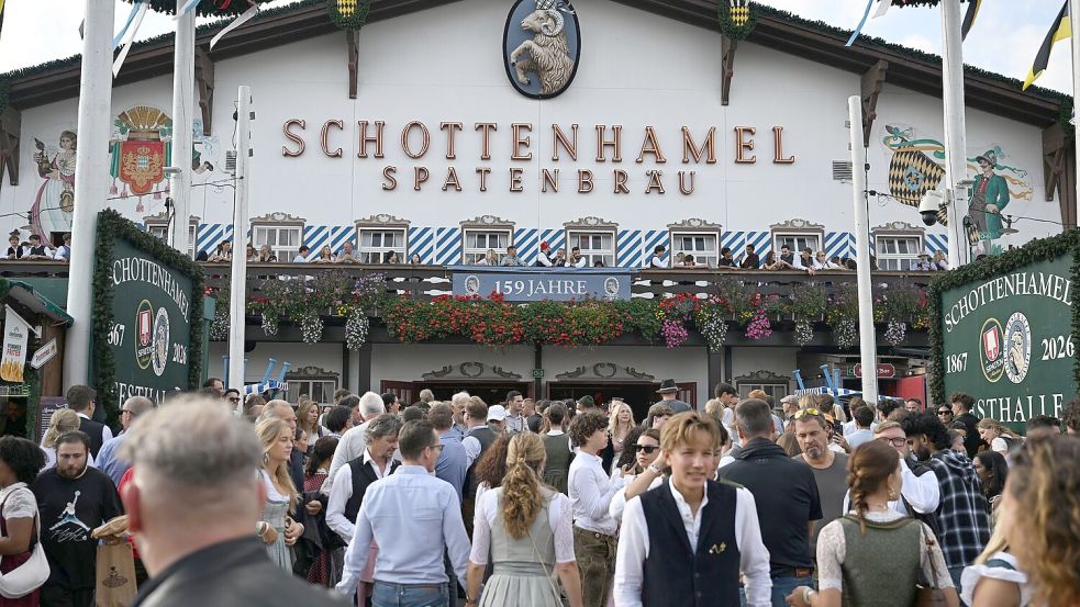 Auch um die Schottenhamel-Festhalle, in der traditionell das erste Fass angestochen wird, wurde gestritten. (Archivbild) Foto: Felix Hörhager/dpa