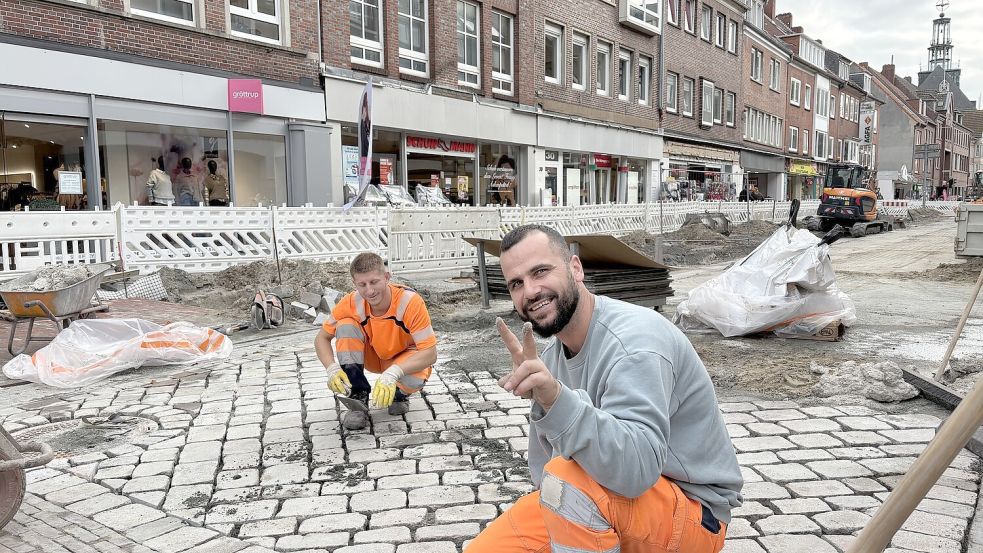 Zwei der Pflaster-Künstler: Lori Klace und Wele Kodlaka von der Firma Mattäi. Fotos: Stephanie Schuurman