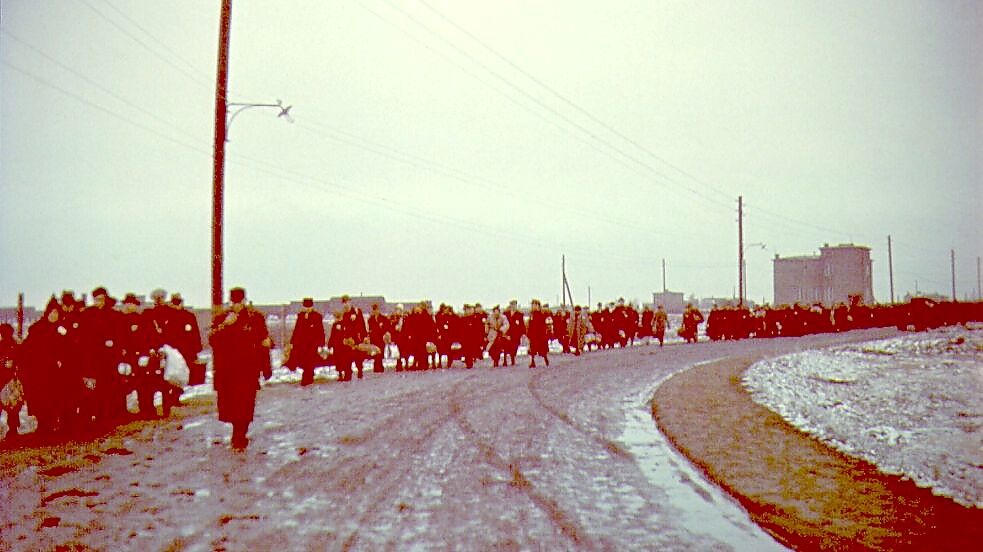 122 jüdische Menschen aus Emden, Aurich und Norden wurden am 23. Oktober 1941 gezwungen, zum Bahnhof West in Emden zu laufen. Von dort bestiegen sie einen Zug ins Ghetto Litzmannstadt (Łódź). Niemand überlebte den Holocaust. Foto: Stadtarchiv Emden
