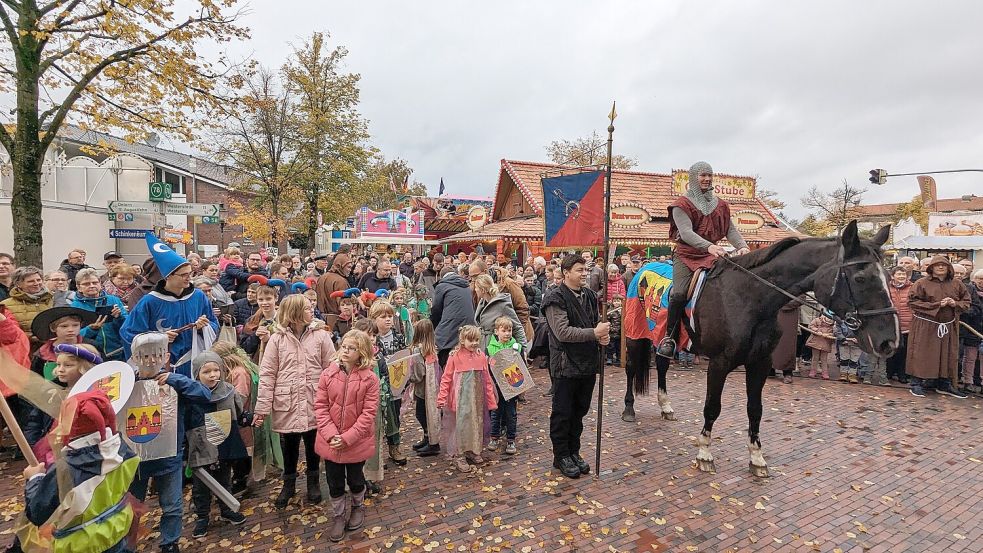 Ritter Herbord ist das lebendige Wahrzeichen und die Symbolfigur des Marktes. Er eröffnet traditionell am Samstag zusammen mit dem Bürgermeister den Herbstmarkt. Foto: Gemeinde Apen/Archiv