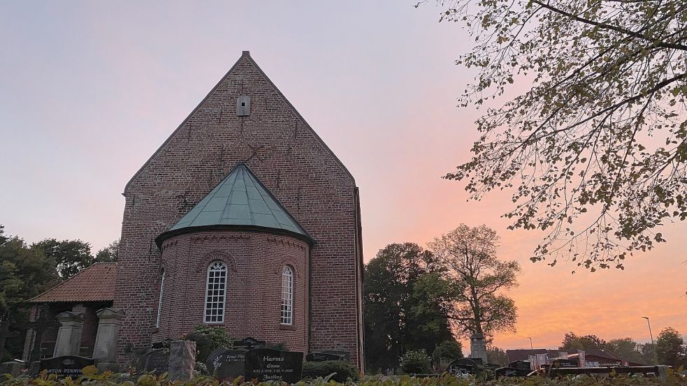 Die Kirche in Westerende-Kirchloog in Ihlow im Sonnenuntergang: Hier wurde der Pastor Harald Lemke-Magov kürzlich in den Ruhestand verabschiedet. Foto: Christin Wetzel