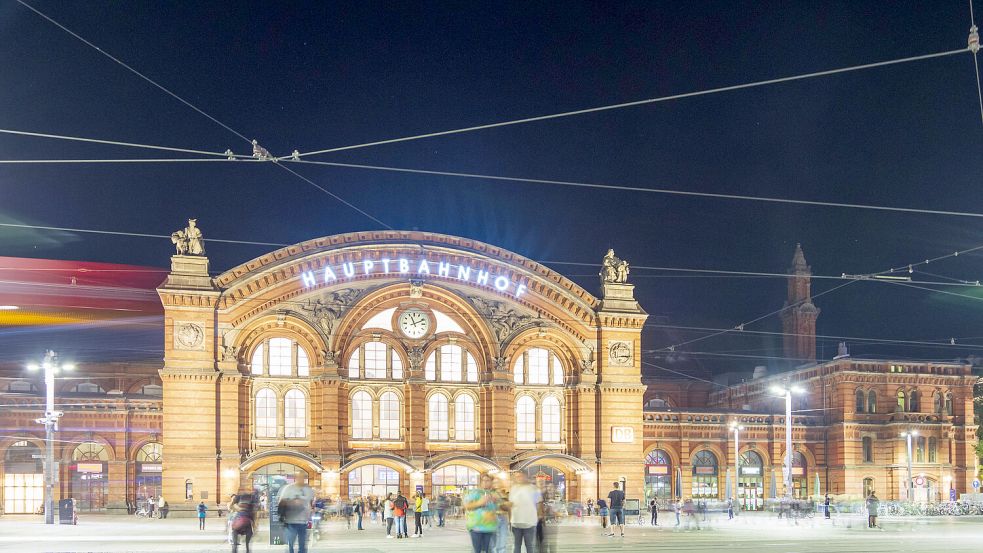 Die Polizei hat in der Nacht zu Samstag rund um den Bremer Bahnhof 72 Personen kontrolliert. Foto: imago images/Volker Preußer