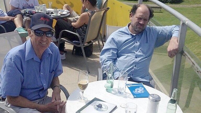Der israelische Journalist Benjamin Weihnthal (rechts) zusammen mit seinem inzwischen verstorbenen Onkel Siegfried (Ziggy) Weinthal bei einem Besuch in Bensersiel. Die Familie Weinthal stammt aus Esens, floh 1940 aus Deutschland. Foto: Carola Baseler