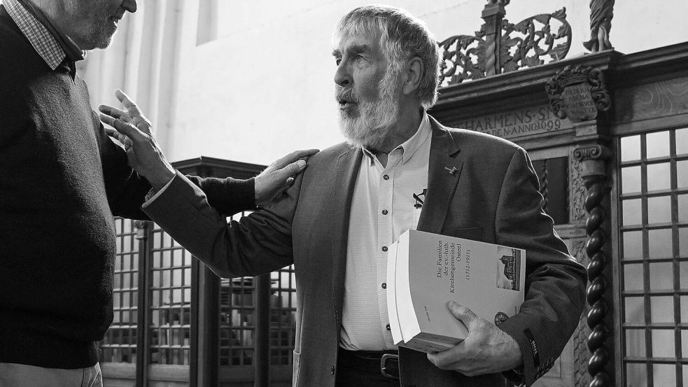 2024 präsentierte Theodor Voß das dreibändige Ortssippenbuch für die Kirchengemeinde Osteel. Foto: Helmut Vortanz
