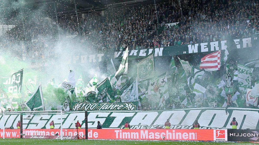 Fan-Choreografie zum 100. Geburtstag des Bremer Weserstadions. Foto: Carmen Jaspersen/dpa