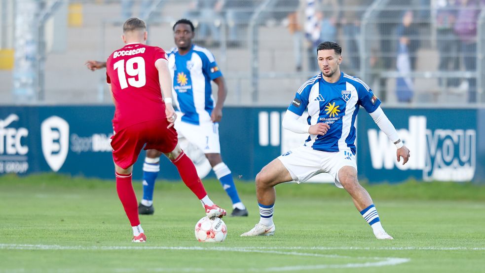 Semin Kojic (rechts) trifft mit Kickers Emden am Samstag auf Phönix Lübeck. Foto: Jens Doden/Emden