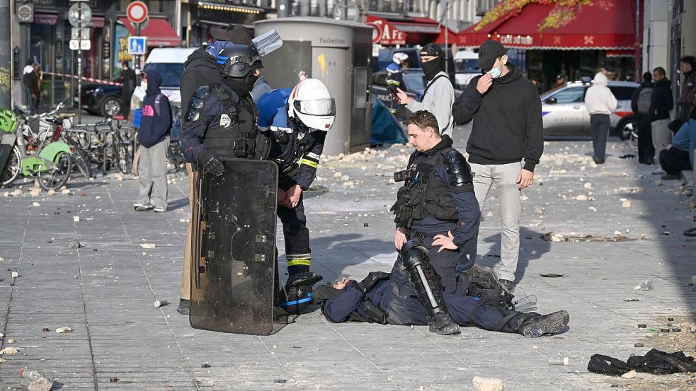 60 Polizisten wurden bei den Demonstrationen verletzt. Foto: Emma Da Silva/AP/dpa